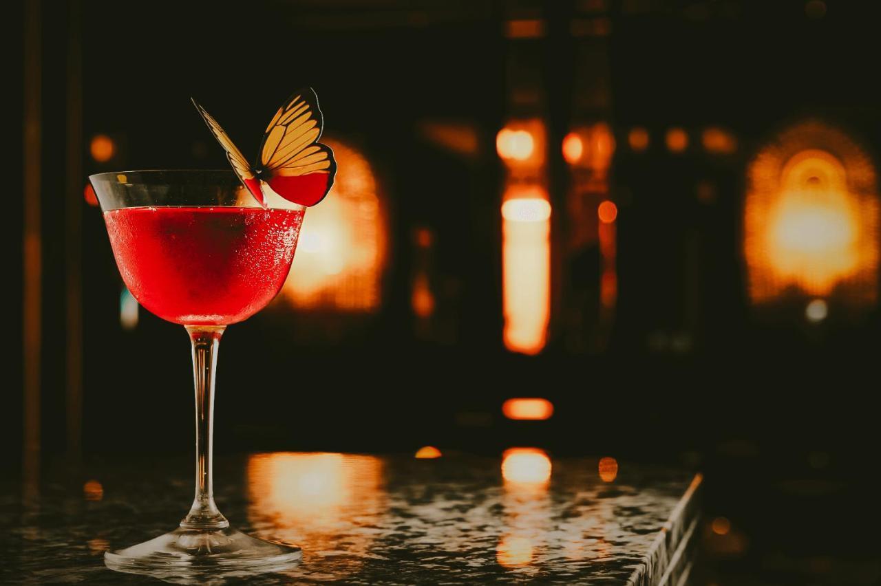The Mayfair Townhouse - An Iconic Luxury Hotel Лондон Екстериор снимка Butterfly on a glass