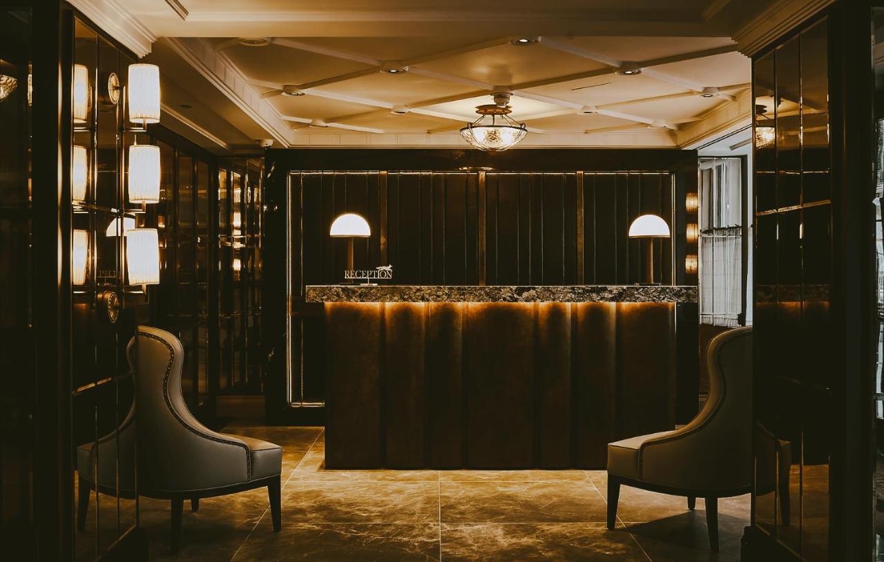 The Mayfair Townhouse - An Iconic Luxury Hotel Лондон Екстериор снимка The bar at the Connaught