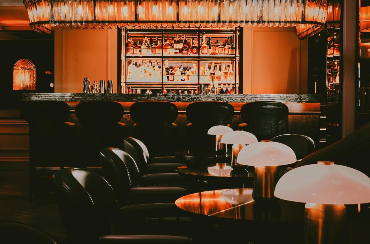 The Mayfair Townhouse - An Iconic Luxury Hotel Лондон Екстериор снимка The bar at the London Edition