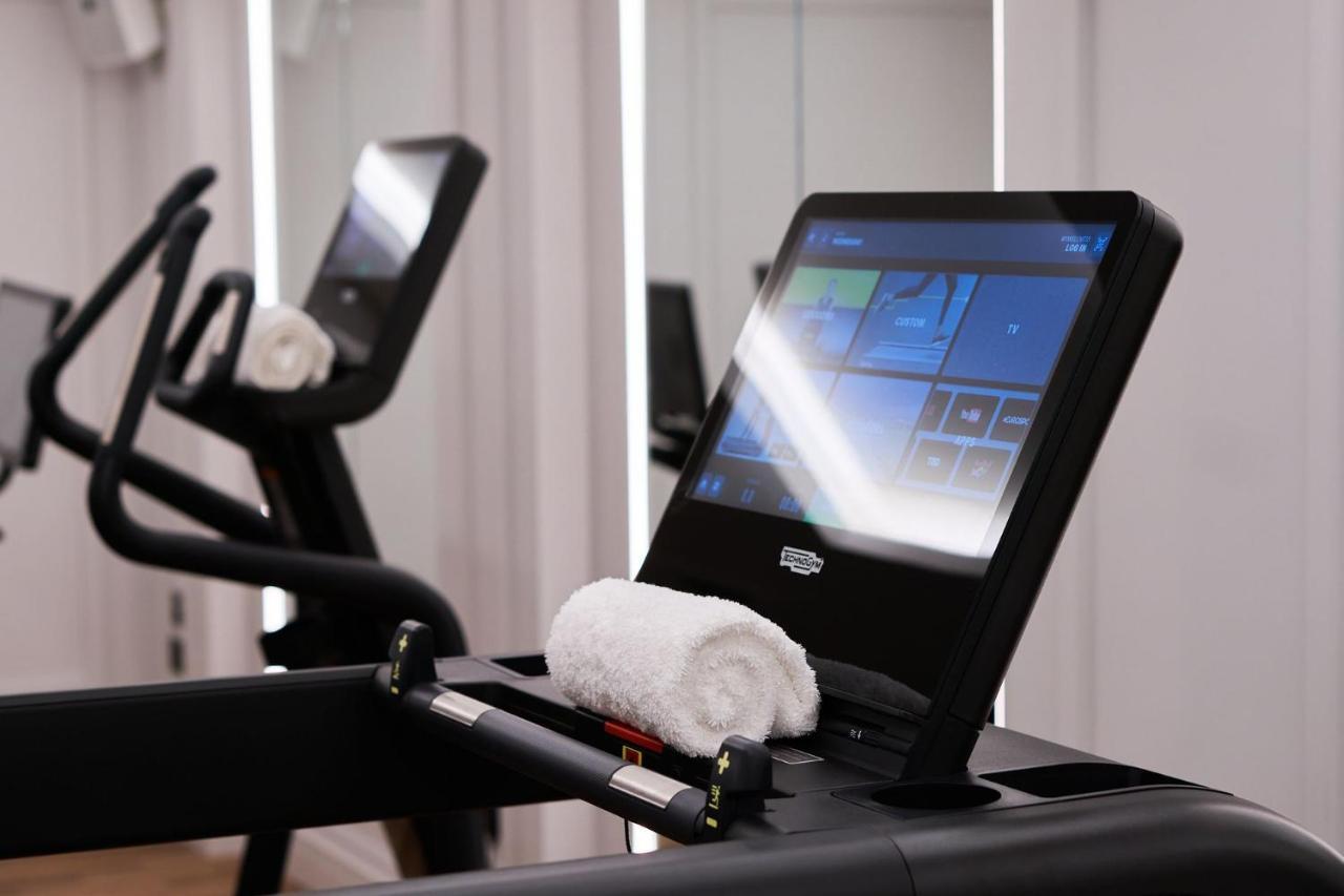 The Mayfair Townhouse - An Iconic Luxury Hotel Лондон Екстериор снимка A treadmill with a touchscreen display