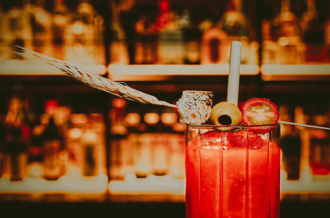 The Mayfair Townhouse - An Iconic Luxury Hotel Лондон Екстериор снимка A Bloody Mary cocktail
