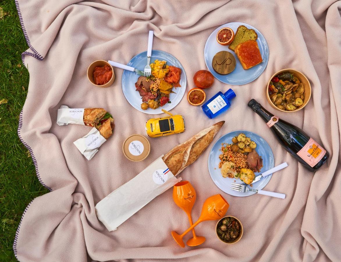 The Mayfair Townhouse - An Iconic Luxury Hotel Лондон Екстериор снимка A picnic