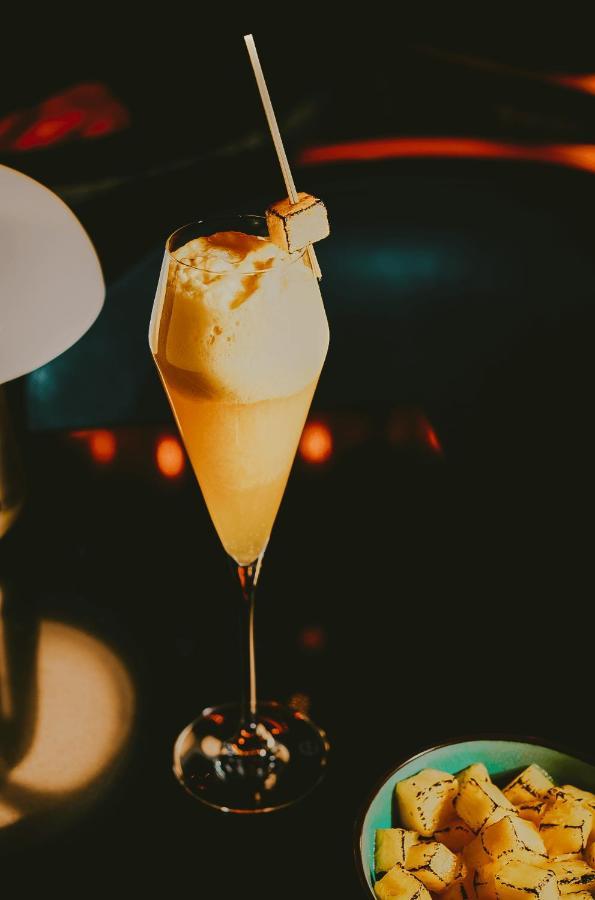 The Mayfair Townhouse - An Iconic Luxury Hotel Лондон Екстериор снимка A glass of champagne