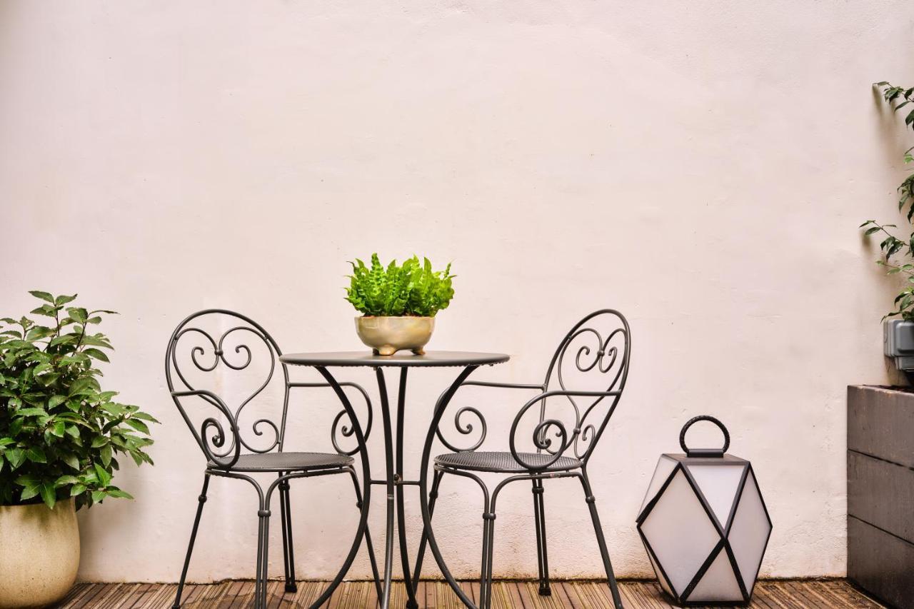 The Mayfair Townhouse - An Iconic Luxury Hotel Лондон Екстериор снимка A patio set