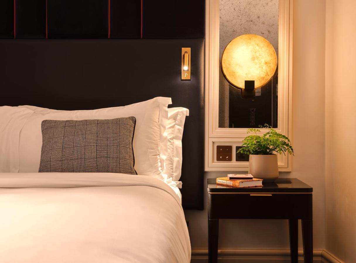 The Mayfair Townhouse - An Iconic Luxury Hotel Лондон Екстериор снимка A bedroom at The Hari