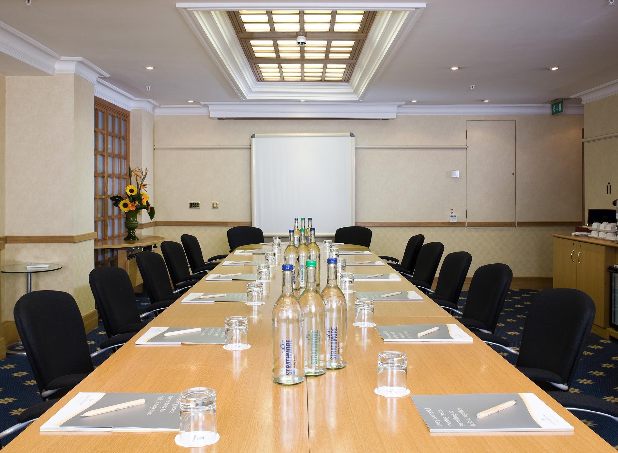 The Mayfair Townhouse - An Iconic Luxury Hotel Лондон Екстериор снимка A typical boardroom