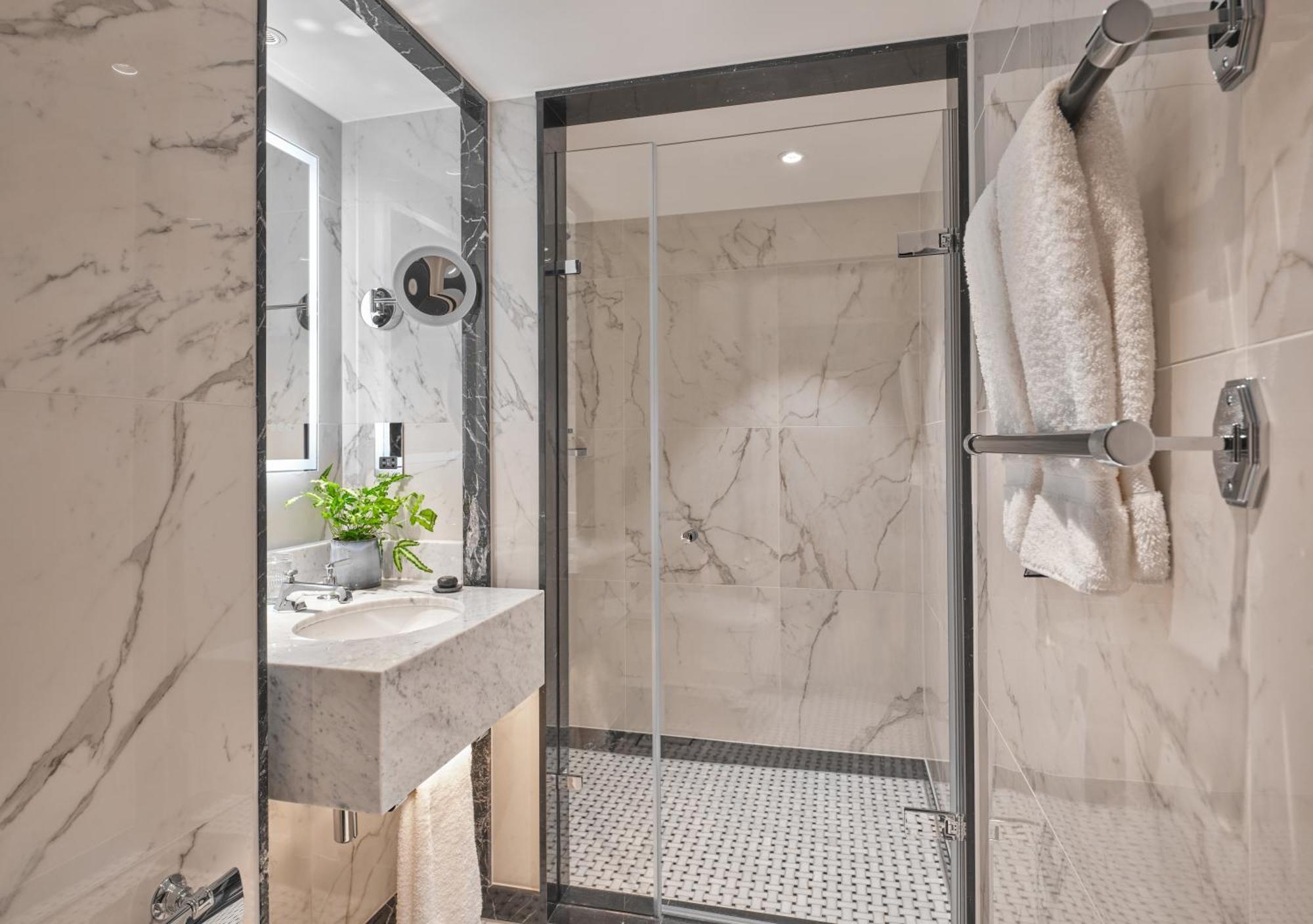 The Mayfair Townhouse - An Iconic Luxury Hotel Лондон Екстериор снимка A shower with a glass door