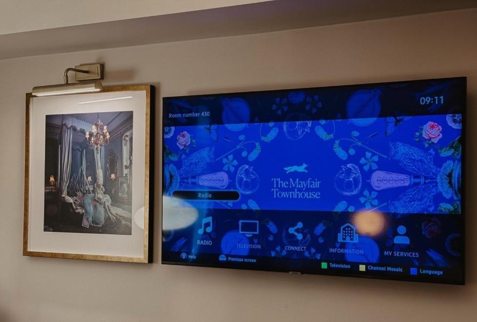 The Mayfair Townhouse - An Iconic Luxury Hotel Лондон Екстериор снимка A television with a built-in DVD player