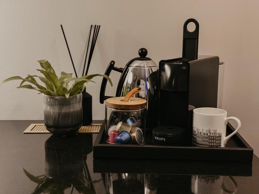 The Mayfair Townhouse - An Iconic Luxury Hotel Лондон Екстериор снимка A Nespresso coffee machine