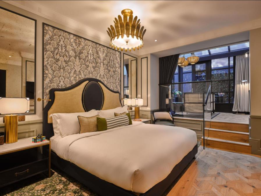The Mayfair Townhouse - An Iconic Luxury Hotel Лондон Екстериор снимка A bedroom at the hotel