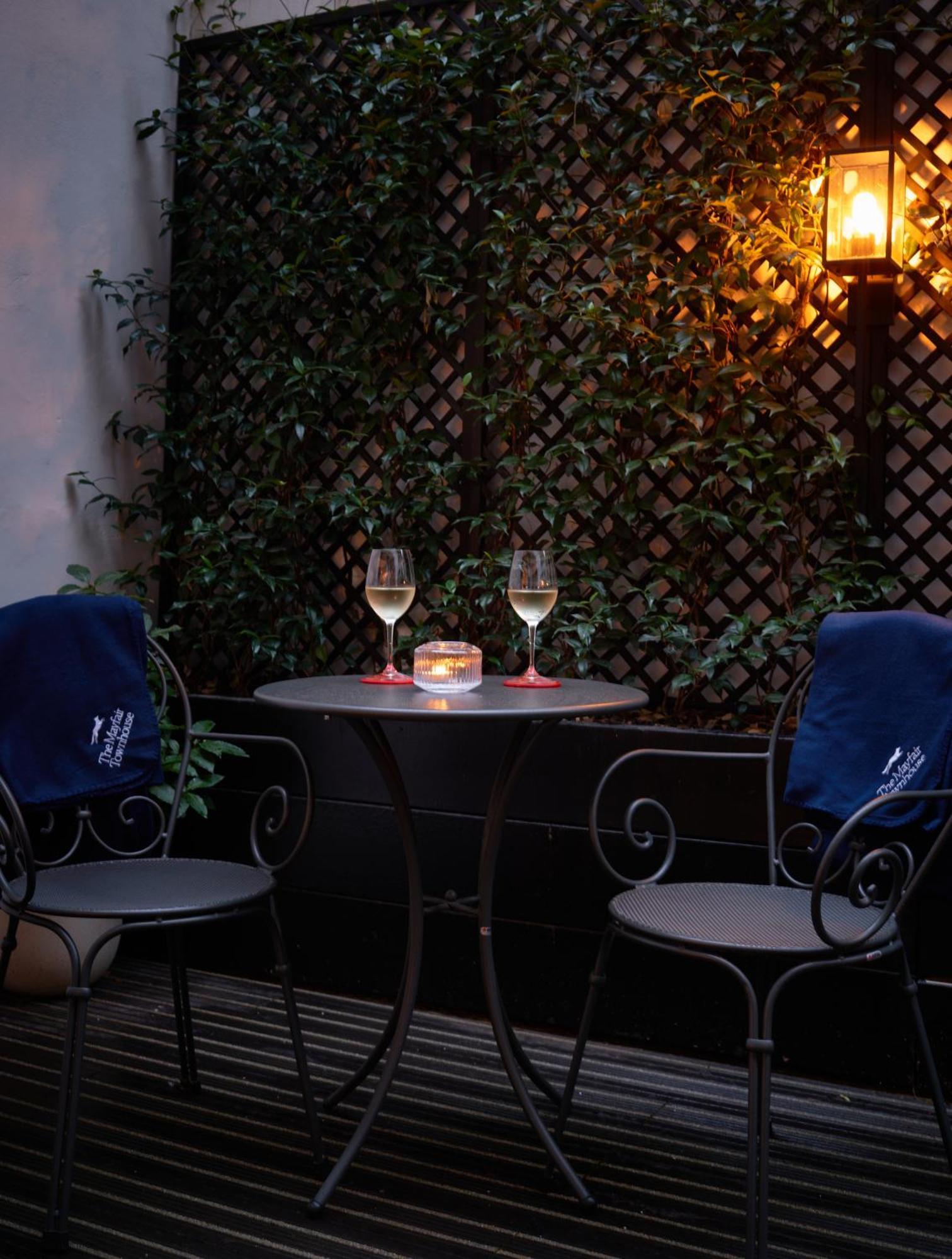 The Mayfair Townhouse - An Iconic Luxury Hotel Лондон Екстериор снимка The terrace at the hotel