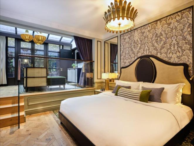 The Mayfair Townhouse - An Iconic Luxury Hotel Лондон Екстериор снимка A bedroom at the hotel