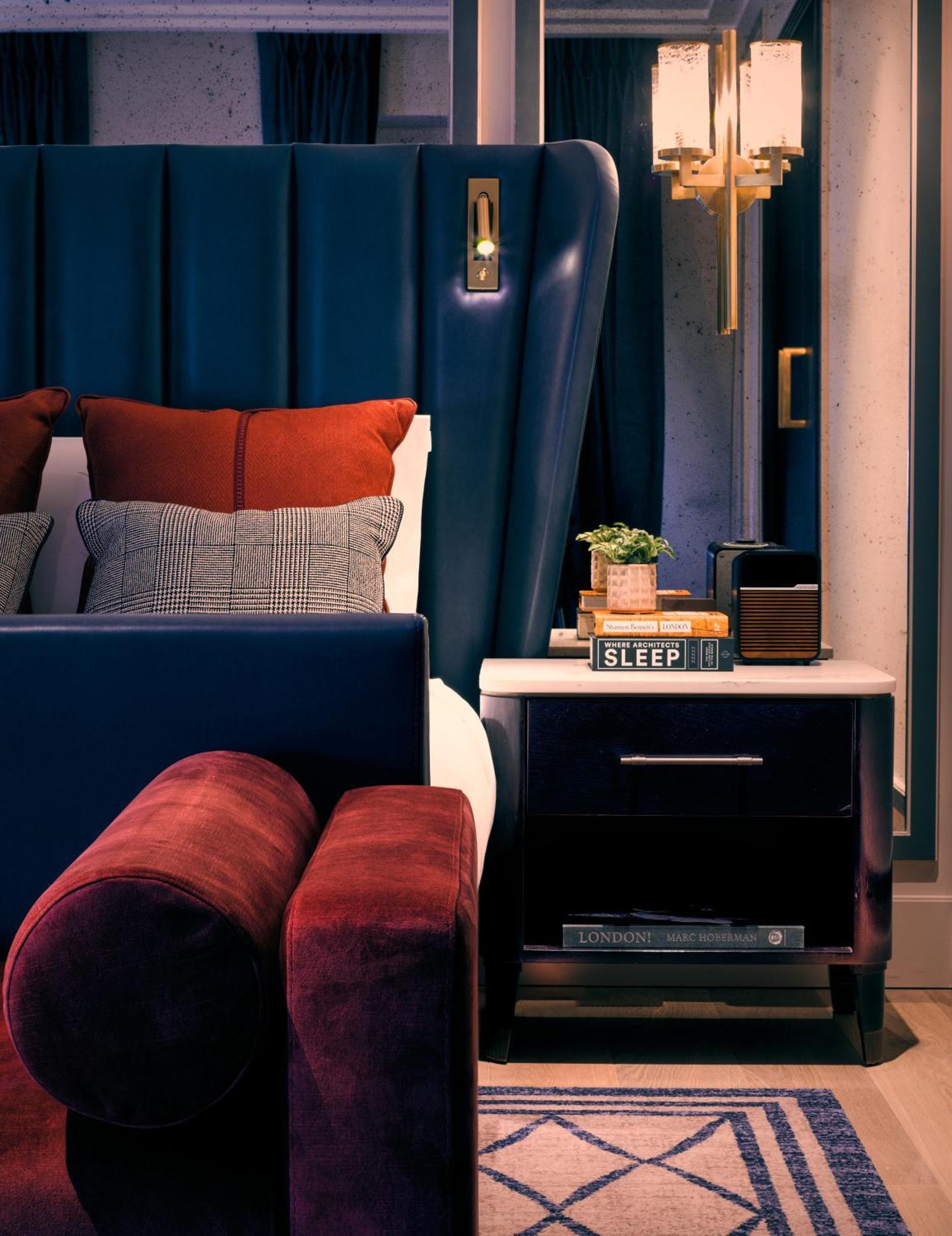 The Mayfair Townhouse - An Iconic Luxury Hotel Лондон Екстериор снимка A bedroom at The Standard East Village