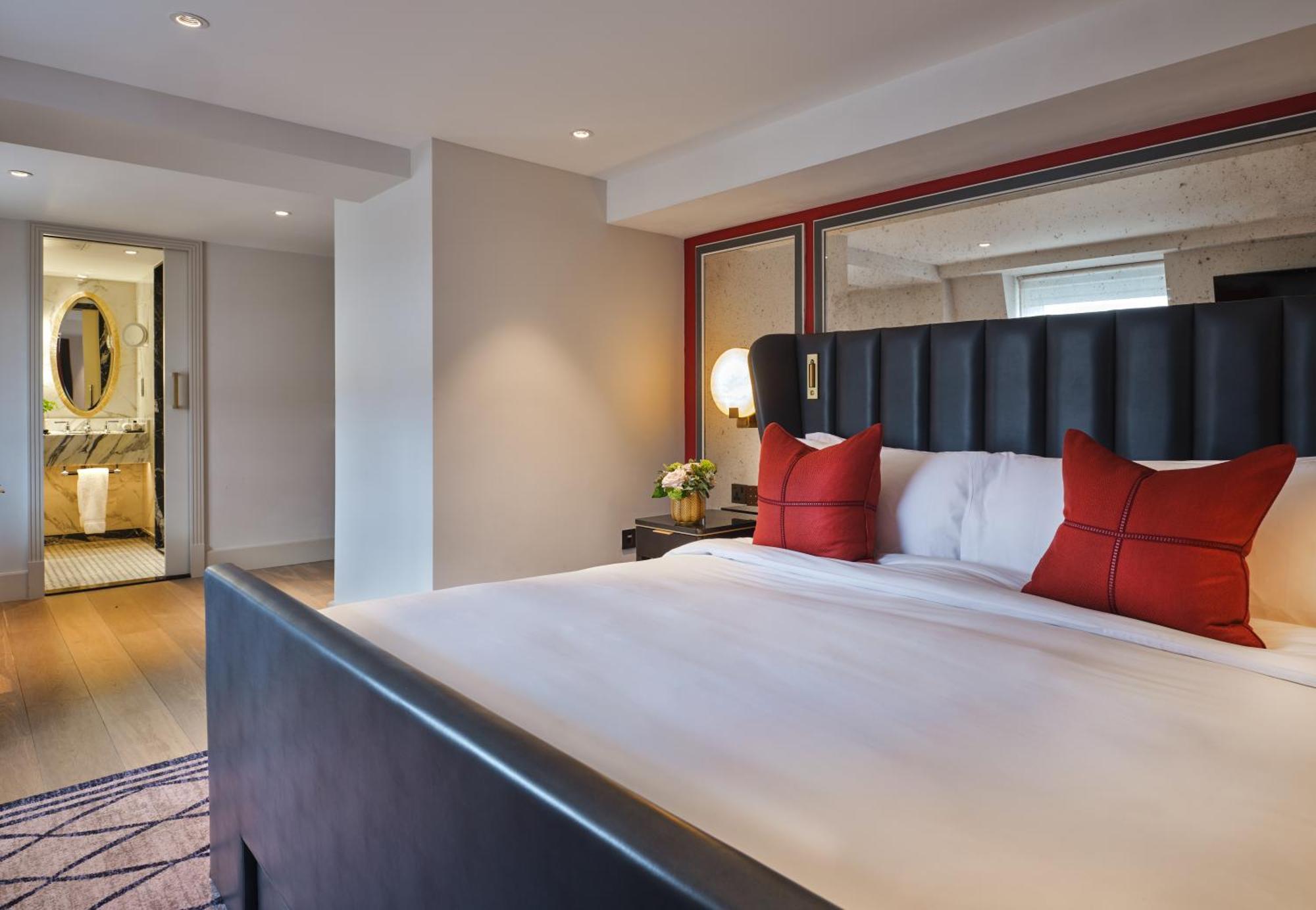 The Mayfair Townhouse - An Iconic Luxury Hotel Лондон Екстериор снимка A bedroom at the hotel