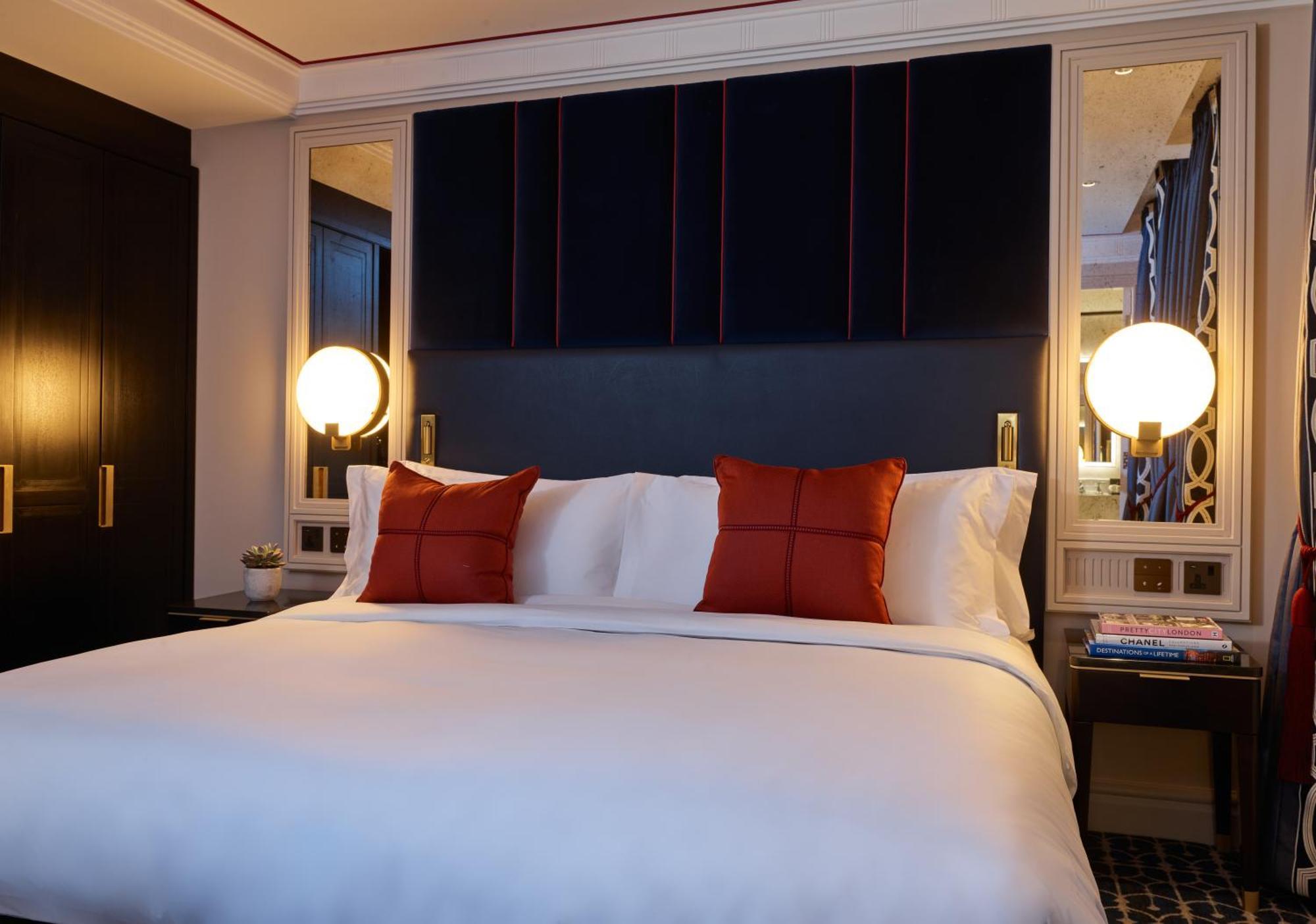 The Mayfair Townhouse - An Iconic Luxury Hotel Лондон Екстериор снимка A bedroom at the hotel