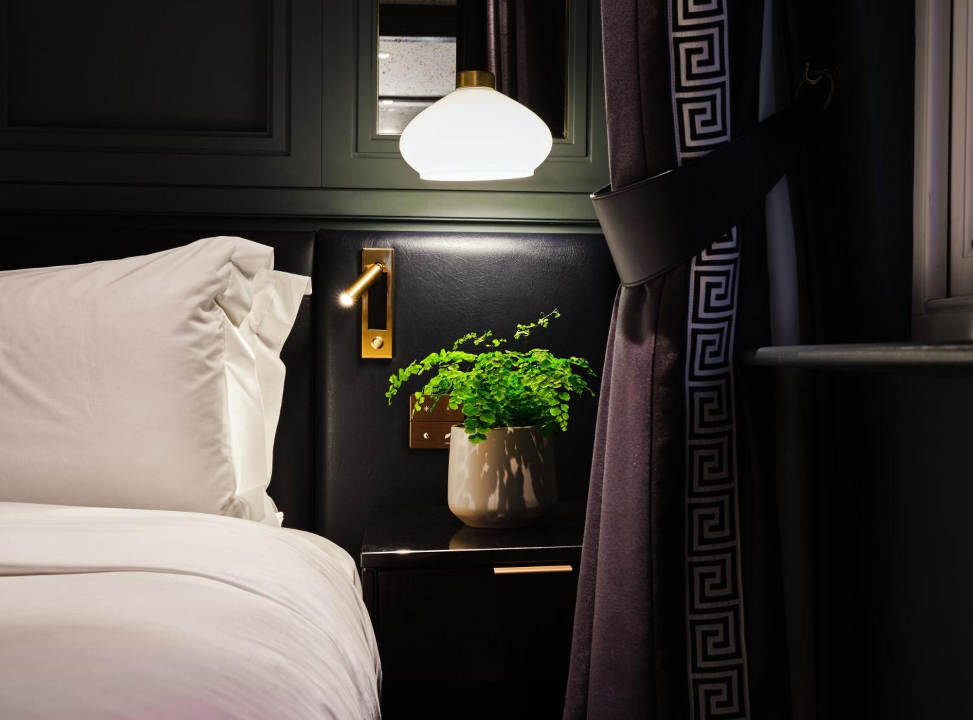 The Mayfair Townhouse - An Iconic Luxury Hotel Лондон Екстериор снимка A room at the hotel